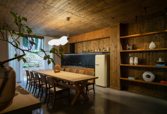 biet-thu-nghi-duong-go-thong-mai-doc-an-minh-giua-rung-thong-da-lat