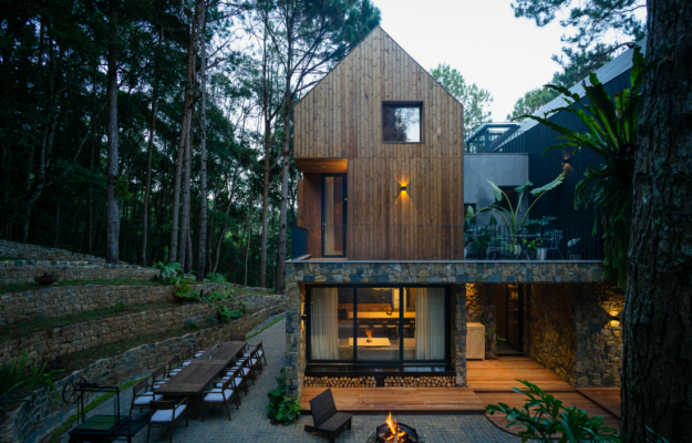 biet-thu-nghi-duong-go-thong-mai-doc-an-minh-giua-rung-thong-da-lat