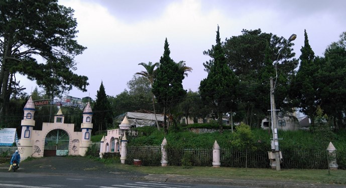 dat-vang-tram-ti-de-hoang-giua-da-lat