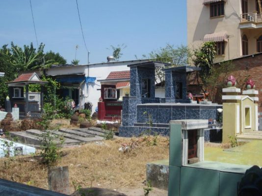 cach-hoa-giai-nha-gan-doi-dien-nghia-trang-benh-vien-nha-tang-le